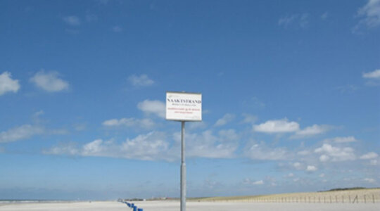 Officiële bord bij de start van naaktstrand Hoek van Holland