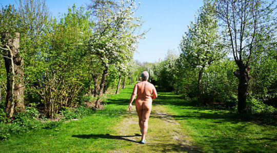 Vrij wandelen door het groen op Naturistencamping Chamavi