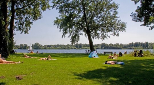 Bloot zonnen op de zonneweide bij naaktstrand Gaasperplas Park