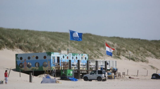 Een strandpaviljoen bij naaktstrand Callantsoog