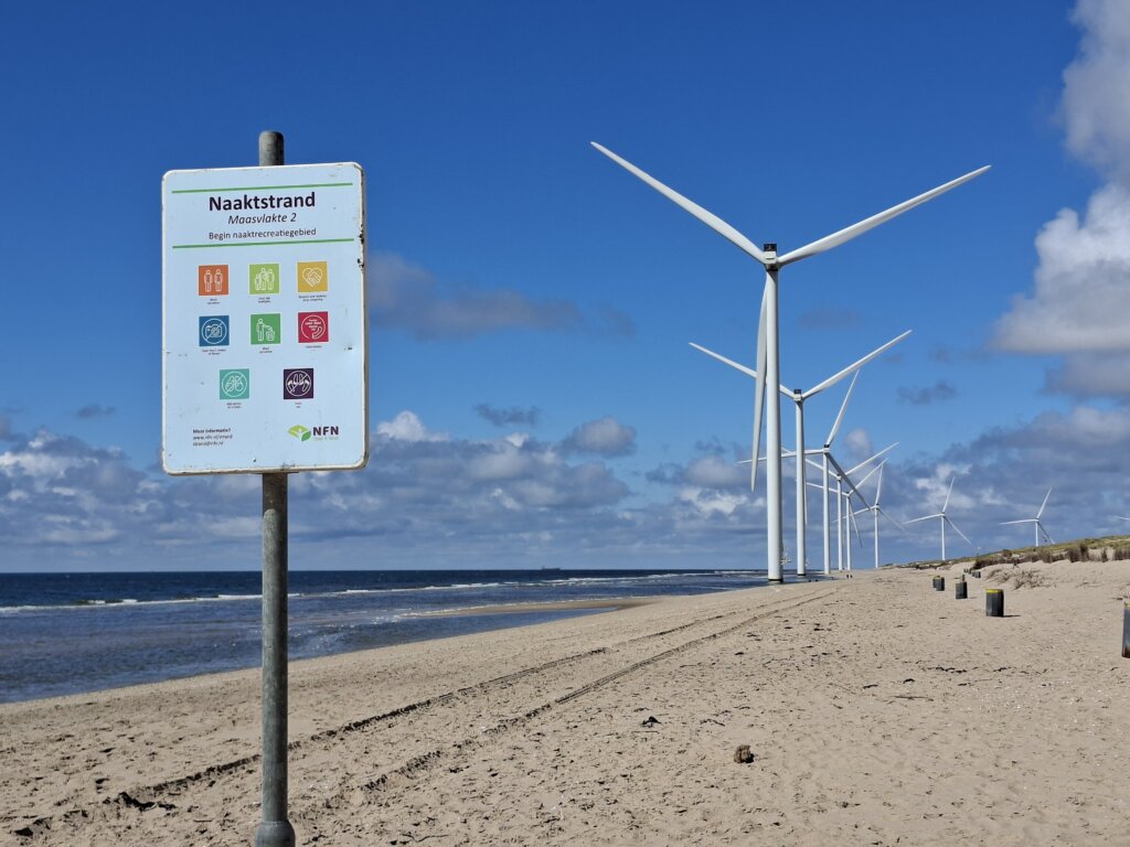 NFN bord en windmolens op Naaktstrand Maasvlakte 2