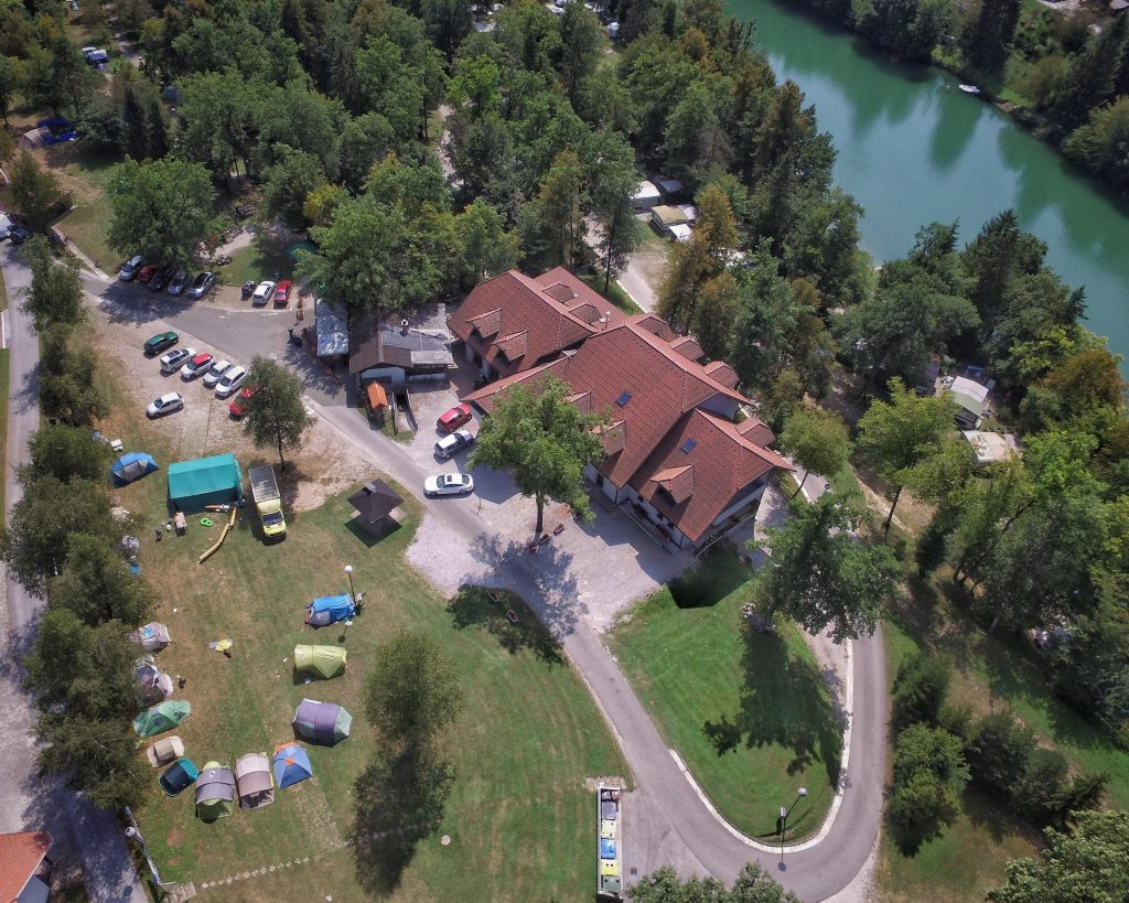 Bovenaanzicht van de Naturistencamping Camp Smlednik