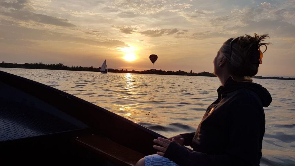 Prachtige zonsondergang met luchtballon vanaf je boot bij naturistencamping De Vier Elementen