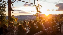 Echte Italiaanse seferen aan de grote eettafel van naturistencamping Sasso Corbo