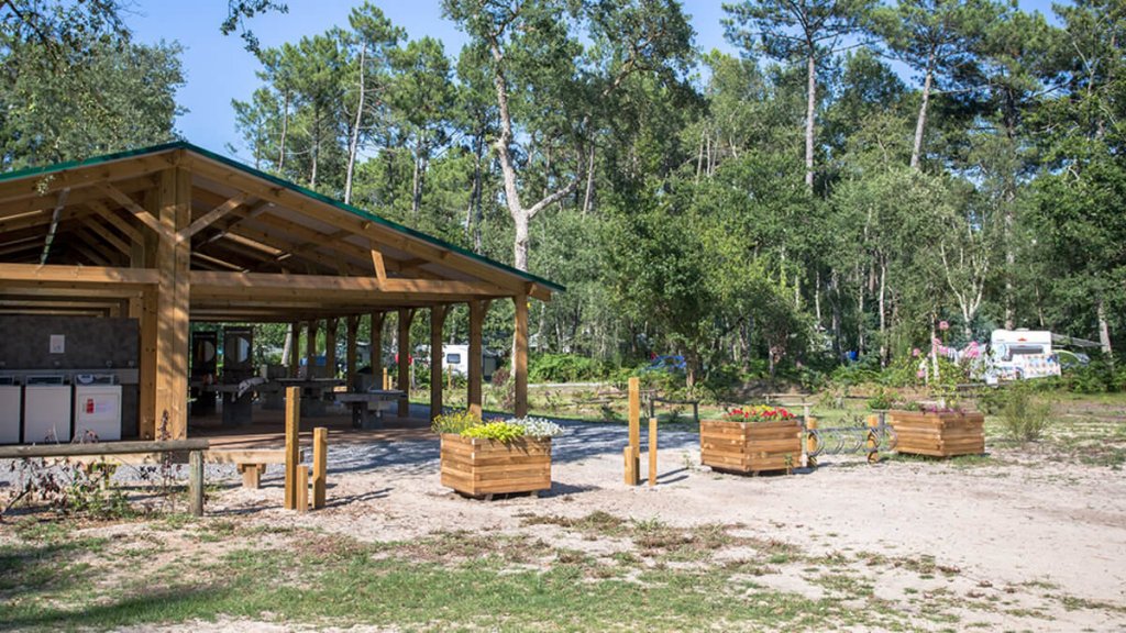Sanitaire voorzieningen en wasmachines op naturistencamping Arnaoutchot