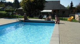 Het fijne zwembad op naturistencamping Athena Le Perron