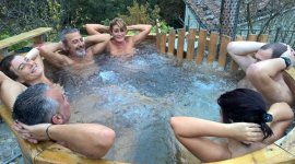 Met 6 mensen buiten in het bubbelbad bij naturistenaccommodatie Borgo Corniola