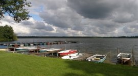 Bootaanlegplaatsen op het meer bij naturistencamping Tonsee