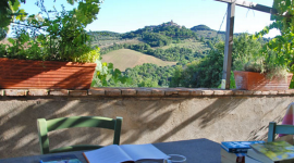 Rustig een boek lezen met een wijntje en een uitzicht op de heuvels bij naturistenaccommodatie Costamara