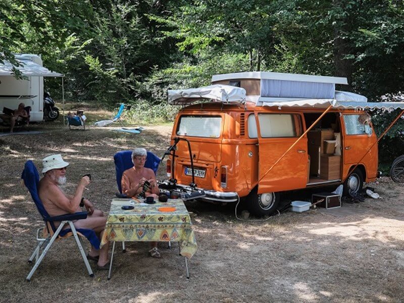 Met een campertje een fijne plek maken op naturistencamping Creuse Nature
