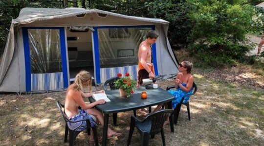 Kamperen op een mooie schaduw plek op naturistencamping Creuse Nature