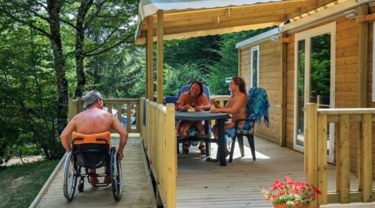 Houten Sta caravans op naturistencamping Creuse Nature, ook rolstoeltoegankelijk