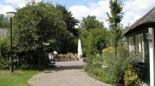 Brede wandelpaden op naturistencamping De Wilgenborgh