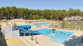 Naturistencamping Euronat biedt meerdere buitenzwembaden en glijbanen