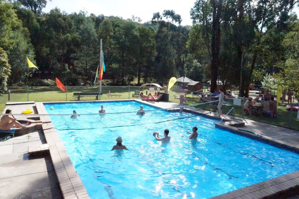 Spelen met de bal in het zwembad op naturistencamping Helios Society Ltd. Australië
