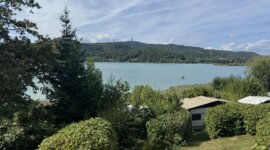 Naaktstrand Keutschacher See met naturisten, zon en helder water in Oostenrijk