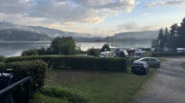 Naaktstrand Keutschacher See met naturisten, zon en helder water in Oostenrijk