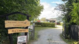 Naaktstrand Keutschacher See met naturisten, zon en helder water in Oostenrijk