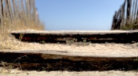 Naaktstrand Plage des Aresquiers met zandduinen en blauwe Middellandse Zee