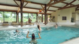 Naturistencamping Domaine Laborde heeft een mooi binnen zwembad
