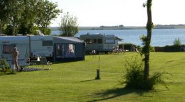 Vrije en open kampeerplaatsen aan het water op naturistencamping Lillebaelt Denemarken