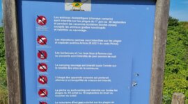 informatiebord op Naaktstrand Les Petites Sergent