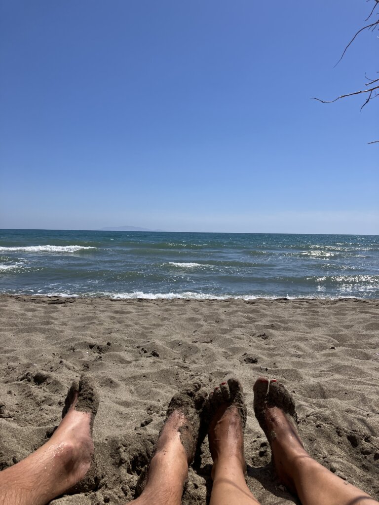 blote voeten in het zand op naaktstrand marina di alberese