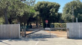 Toegang naar wandel- en fietspad Naaktstrand Plage de Pen Bron