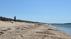 Naaktstrand Plage de Pen Bron is een lang zandstrand met duinen