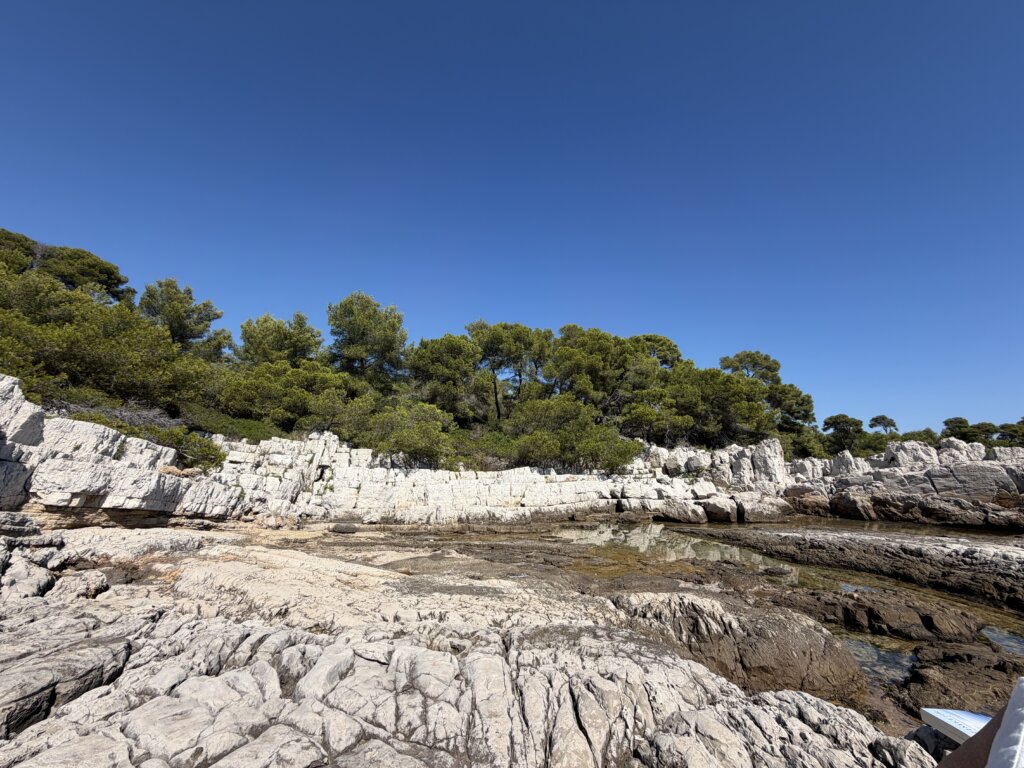 Recreëren op rotsplateaus op Naaktstrand Plage des Pierres Hautes