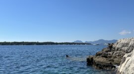 kristalheldere zee en rotsen op Naaktstrand Plage des Pierres Hautes
