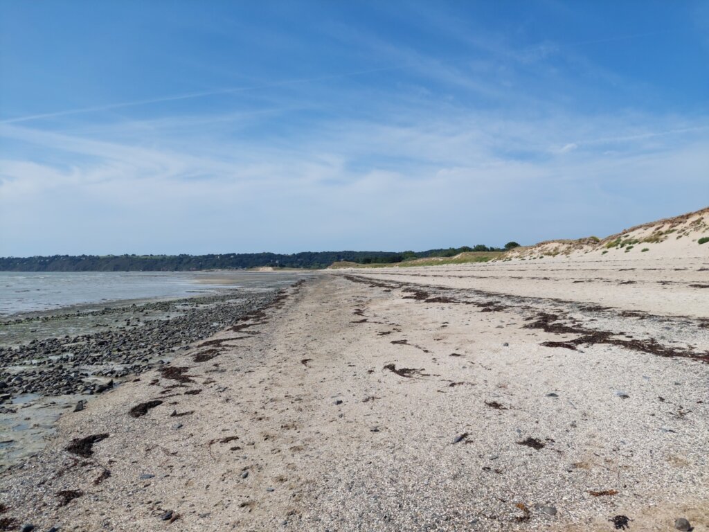 Plage Dragey-Ronthon is een lang zandstrand voor naaktrecreatie