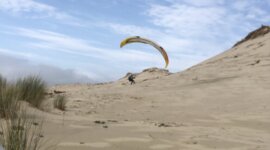 Paraglider boven de duinen op Naaktstrand Plage Naturiste Carcans