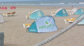 windscherm met NFN vlag op Naaktstrand Zandvoort