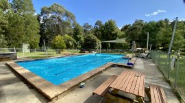 het zwembad van naturistencamping Helios Society Ltd. Australië