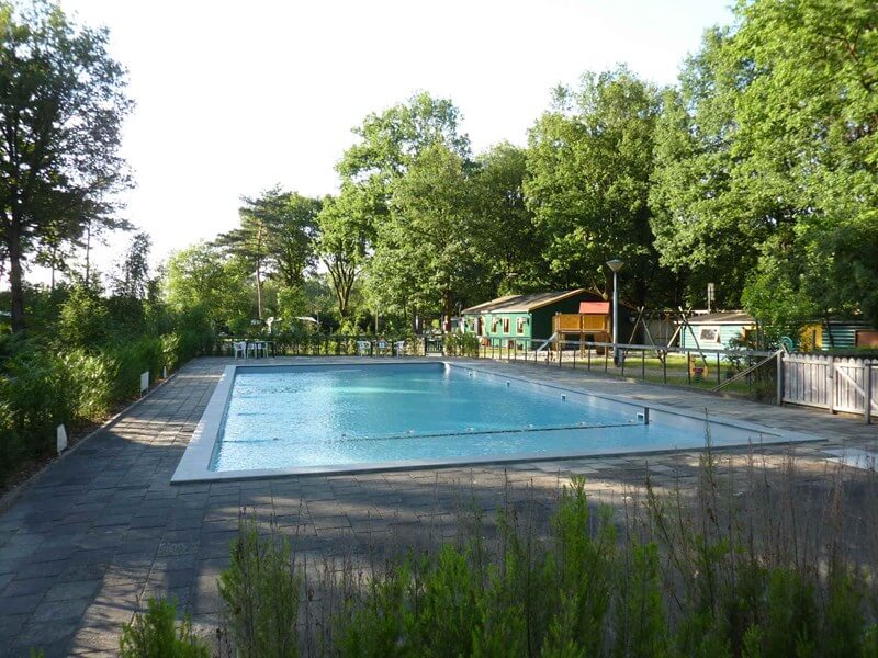 Het mooie zwembad van naturistencamping Stichting Diepven