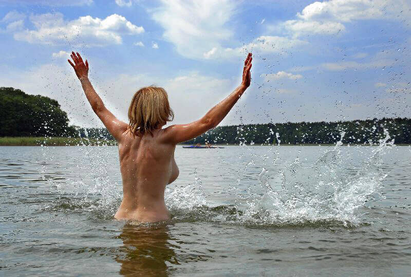 Zon, vrij en bloot in het water bij naturistencamping am Rätzsee