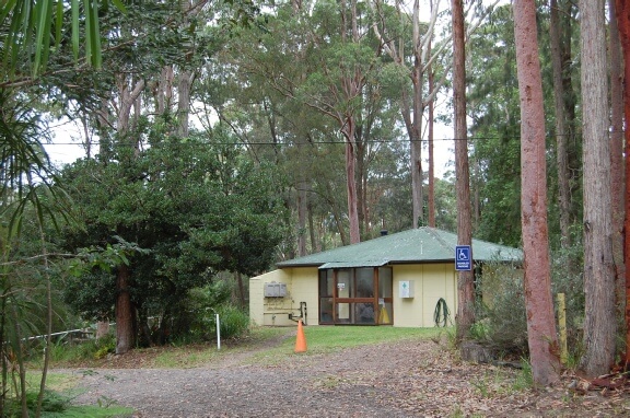 Mooi gebouw tussen de bomen op naturistencamping Rosco Club Australië