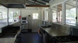 Gemeenschappelijke keuken op naturistencamping Rosco Club Australië