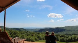 Geweldig mooi uitzicht vanuit je tent over de natuur van Italië op naturistencamping Sasso Corbo