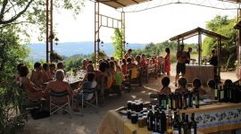 Gezamenlijke maaltijd op naturistencamping Sasso Corbo
