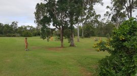 De naturistische golfbaan op naturistencamping Savannah Park Nudist Retreat australië