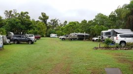 Groot grasveld met kampeerplaatsen op naturistencamping Savannah Park Nudist Retreat australië