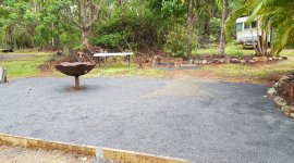 Mooie vuurplaats op naturistencamping Savannah Park Nudist Retreat australië