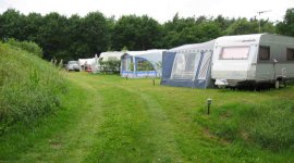 Naturistencamping FKK Vedsølejren heeft mooie kampeerplaatsen voor caravans