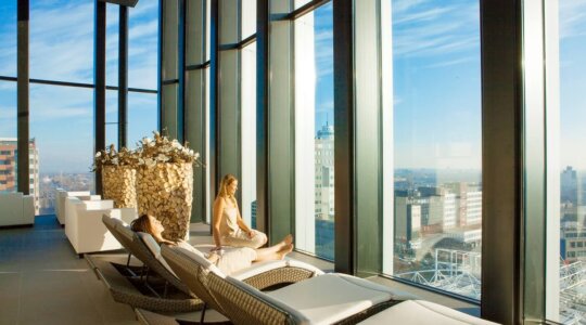 BLUE Spa Wellnessresort Leiden BlootKompas heeft mooie ligplaatsen van waaraf je op de stad kijkt