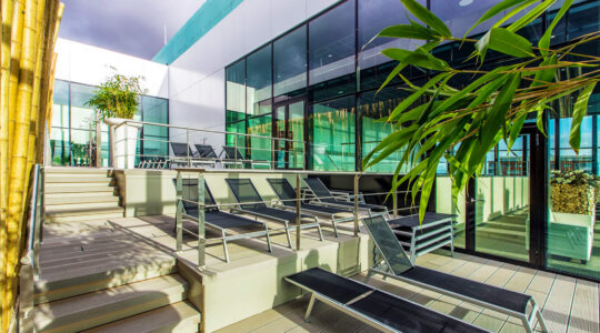 Luxe ligbedden bij BLUE Wellnessresort Leiden
