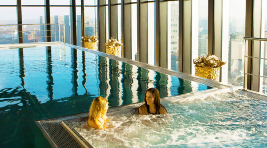 Het zwembad en het bubbelbad van BLUE Wellnessresort Leiden