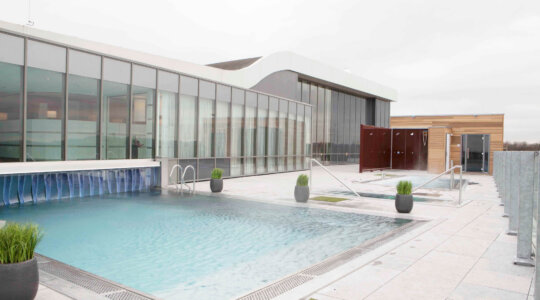 BLUE Wellnessresort Sittard heeft een buitenbad en een binnenbad