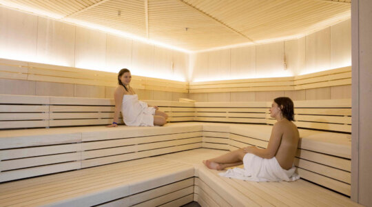 Samen ontspannend in de houten sauna van BLUE Wellnessresort Sittard
